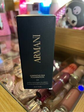 ARMANI BEAUTY Luminous Silk Natural Glow Blurring Liquid Foundation with 24 Hour